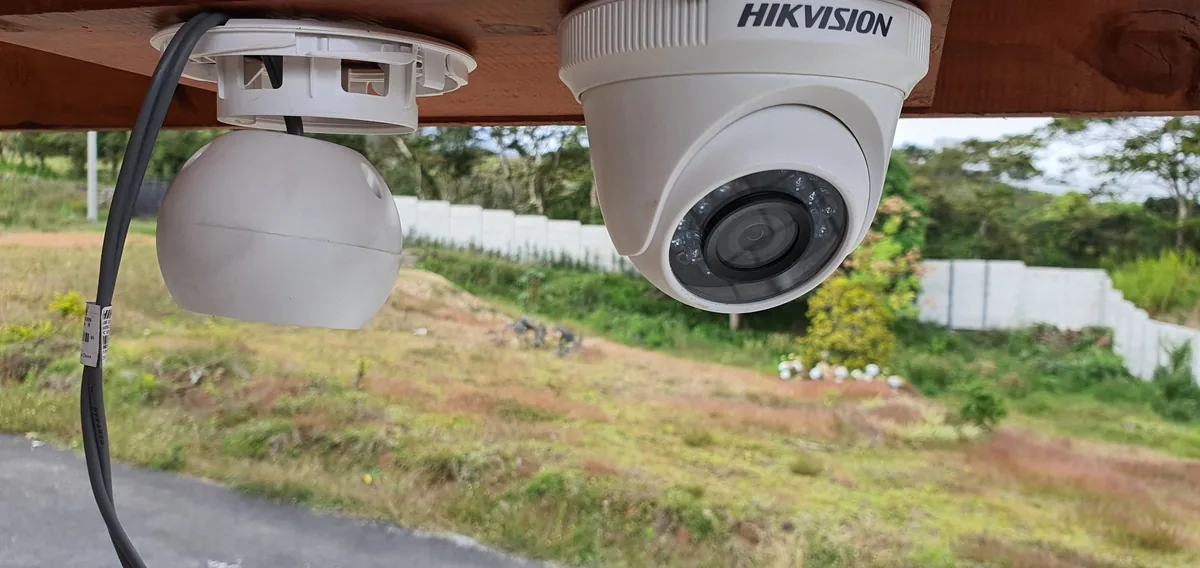 Cámaras de seguridad bajo una estructura de madera durante un trabajo de instalación