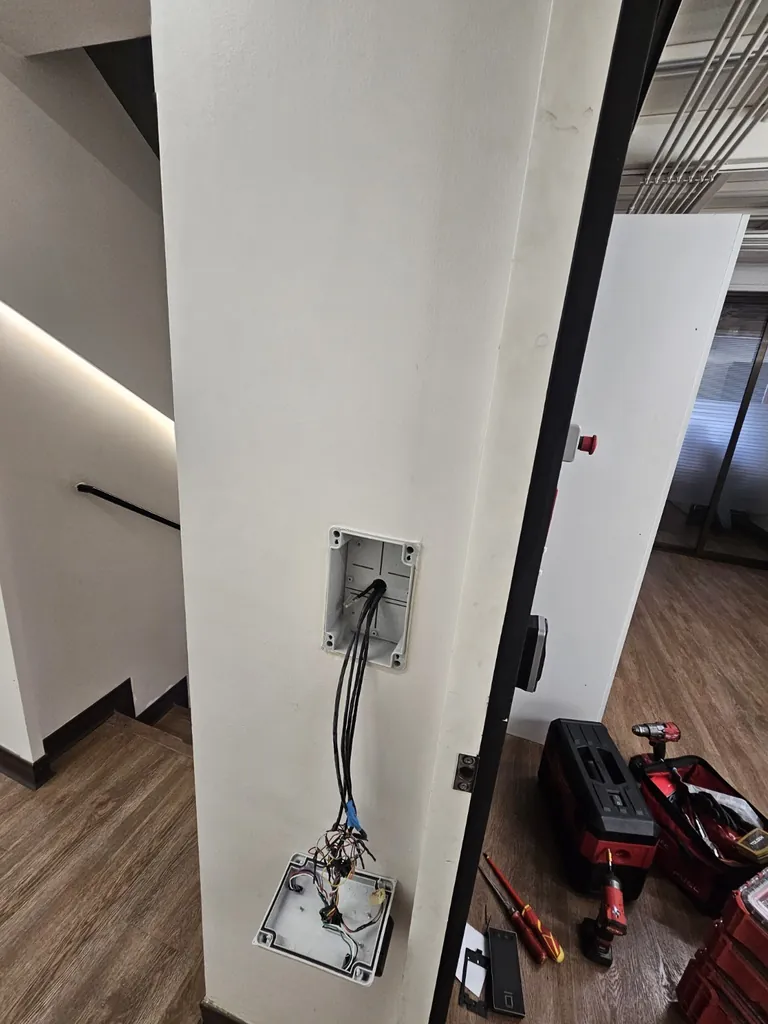 Preparación del cableado y del punto de montaje junto a una puerta