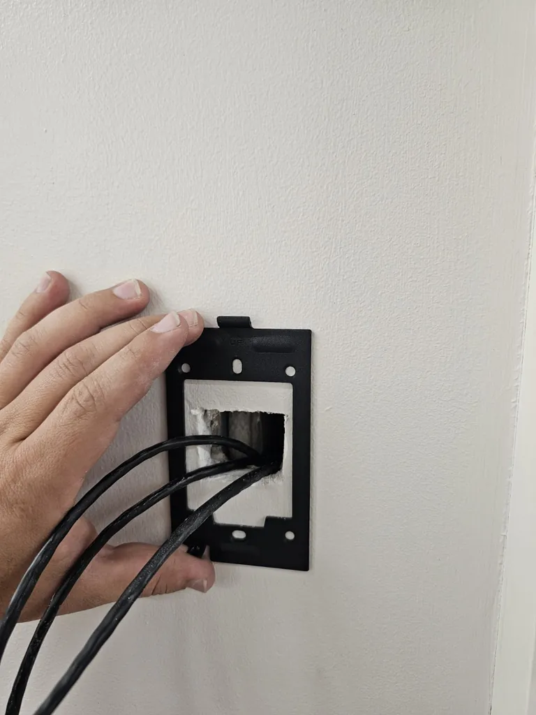 Posicionamiento del soporte del terminal de acceso sobre el punto de cableado en la pared
