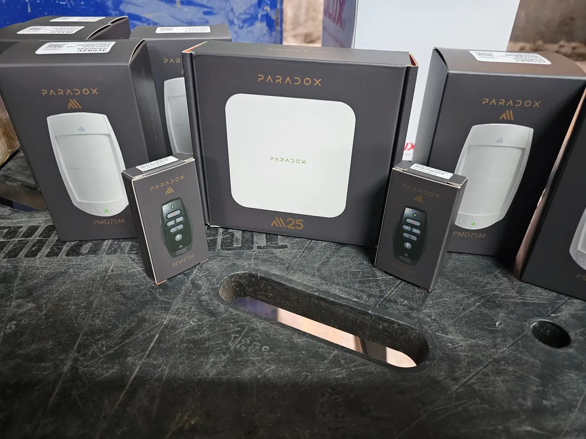 Equipos PARADOX M25, PMD75M y REM25M en sus empaques