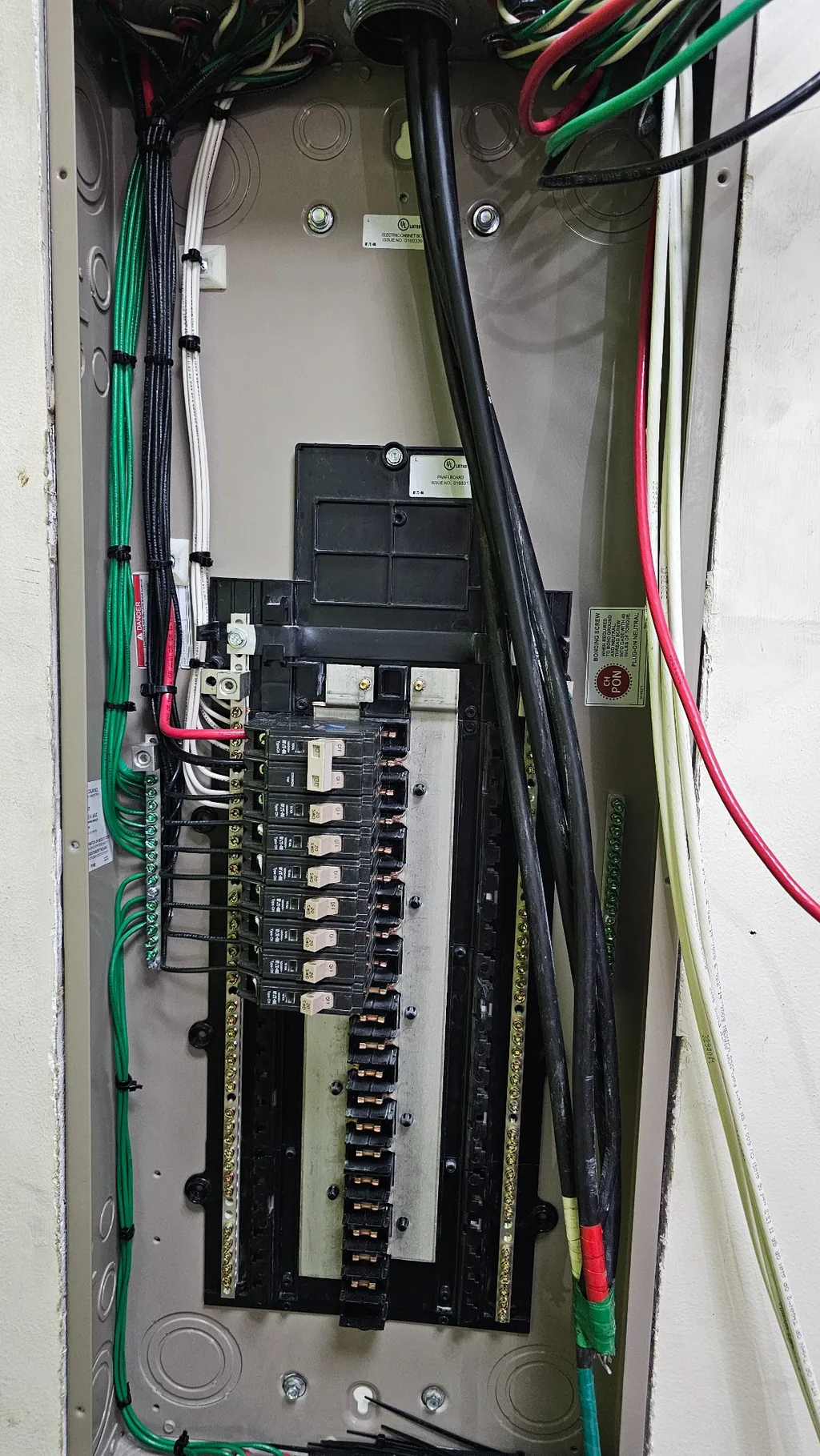 Interior de un tablero eléctrico con interruptores, conductores y barras de conexión