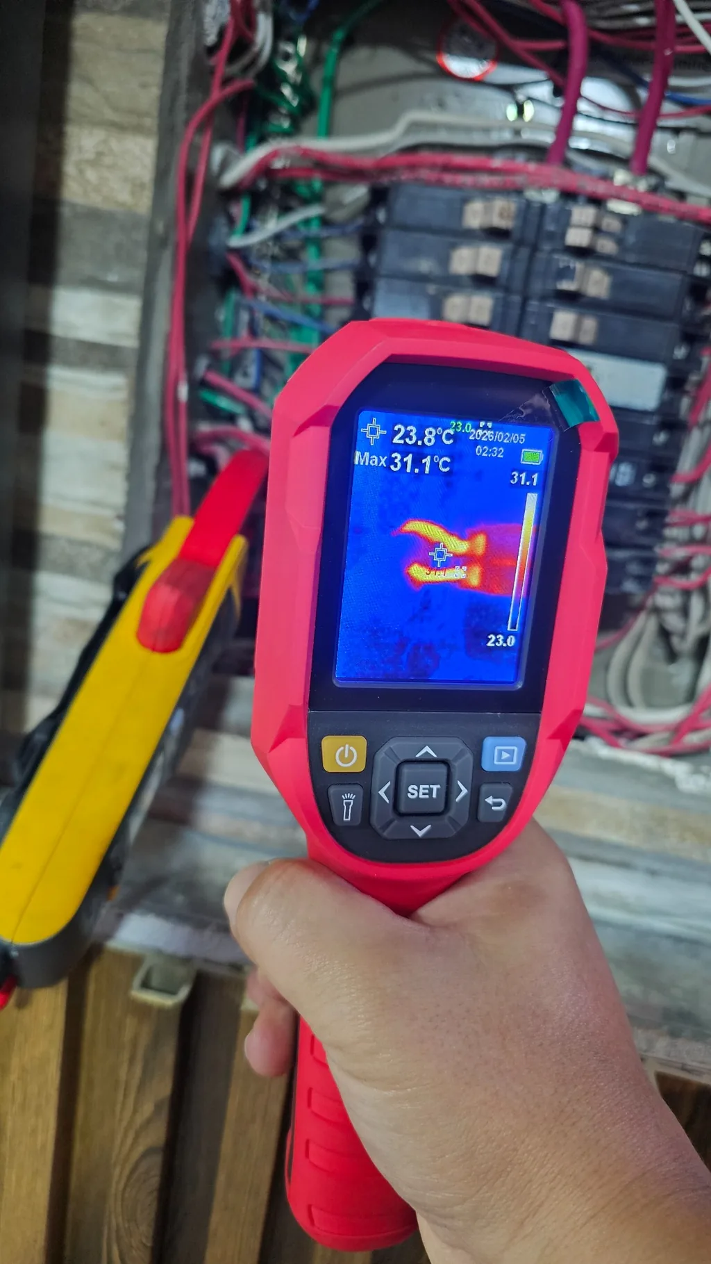 Inspección con cámara termográfica en un tablero eléctrico
