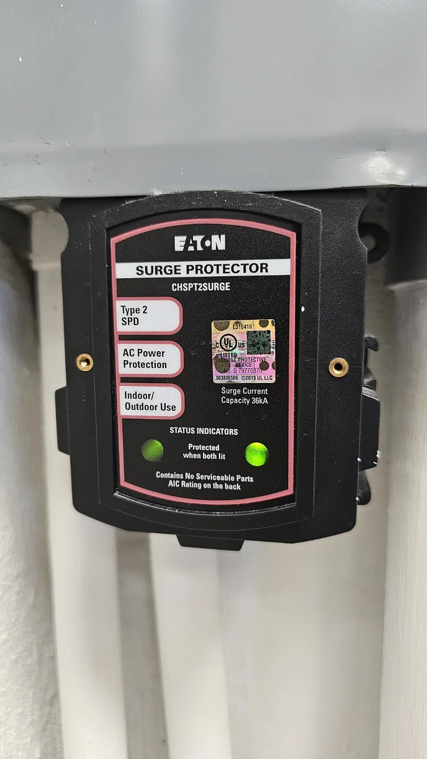 Protector contra sobretensiones Eaton CHSPT2SURGE tipo 2 instalado junto a un tablero eléctrico