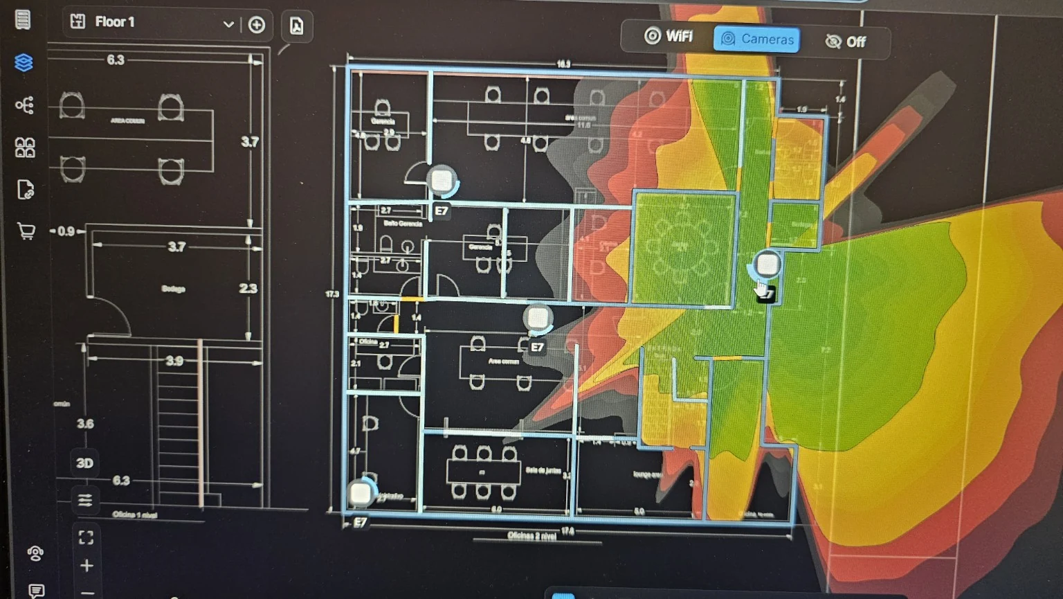 Diseño de cobertura WiFi sobre el plano de una oficina, con puntos de acceso y mapa de señal